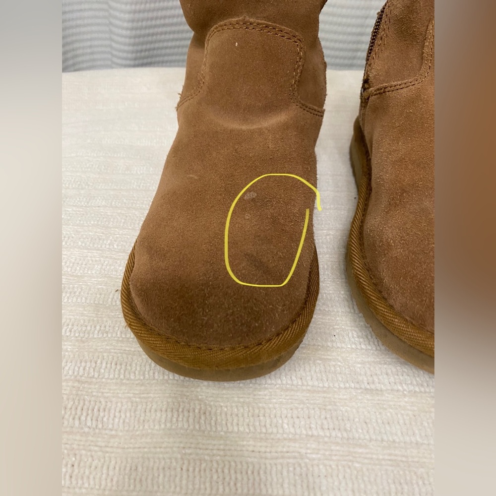 Kids UGG Brown Suede Boots with Side Zipper
Size 1 - Picture 9 of 10